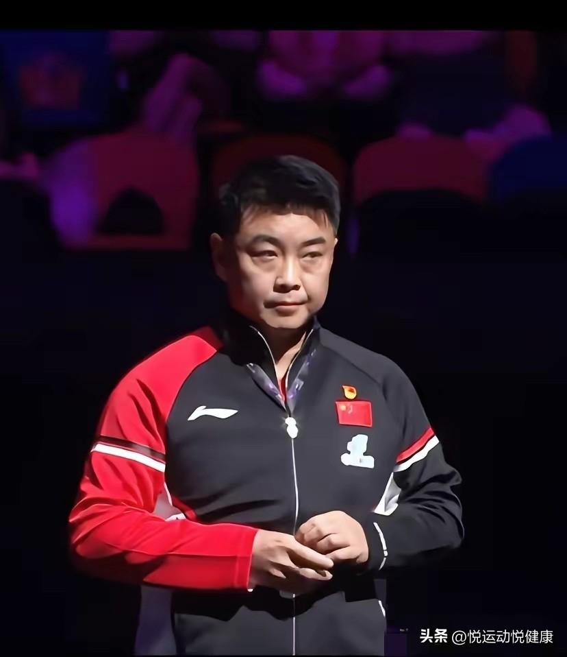 王皓戴党徽指挥，那一脸疲惫真破防了！男乒有他，是福气！ 

林诗栋赢下高承睿后，