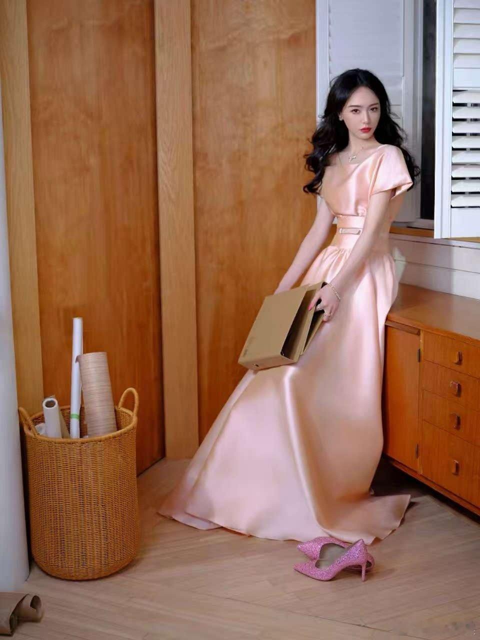 唐嫣缎面高定唐嫣粉色高定礼服唐嫣粉色高定礼服，高级感拉满，[拜托][拜托][拜托