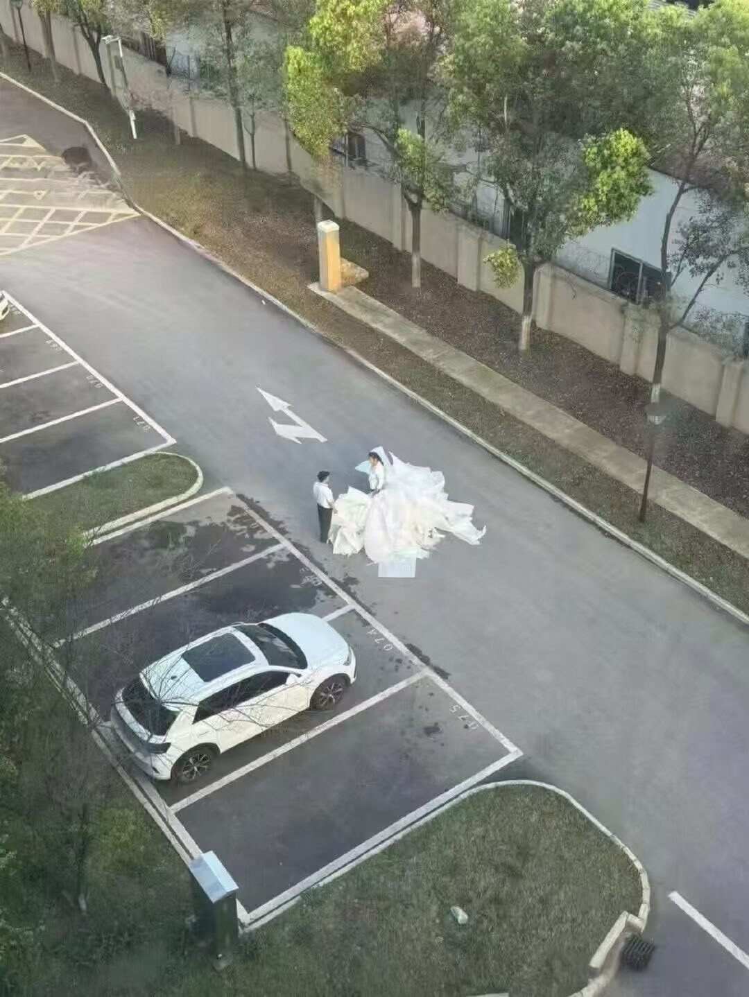 以为是新郎新娘，没想到是保安保洁哈哈哈哈哈哈哈笑死了 