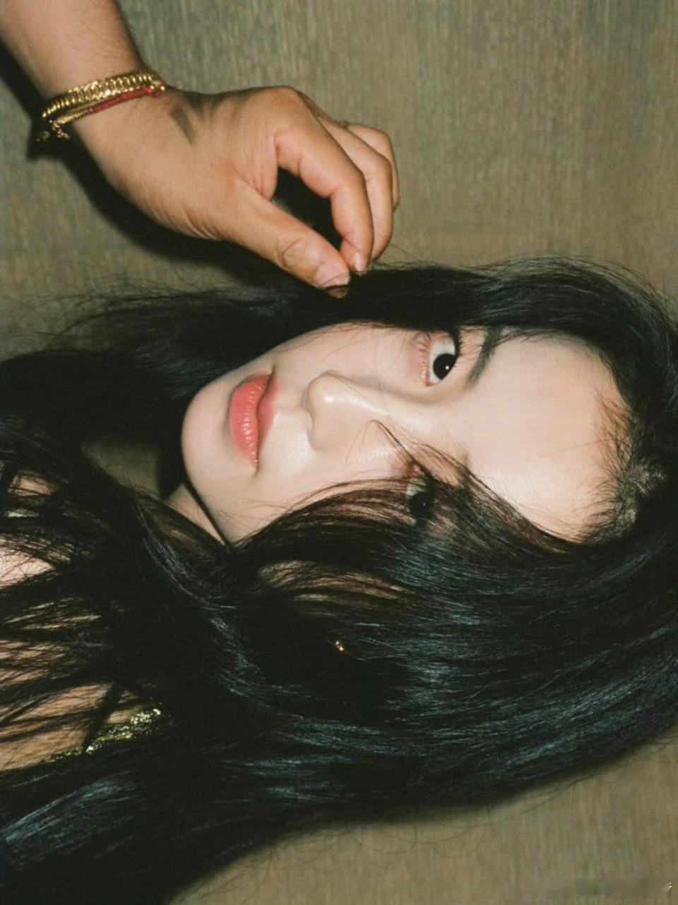 周雨彤美得我眼前一亮又一亮周雨彤的美真绝！或清新淡雅，或明艳动人，每次亮相都美得