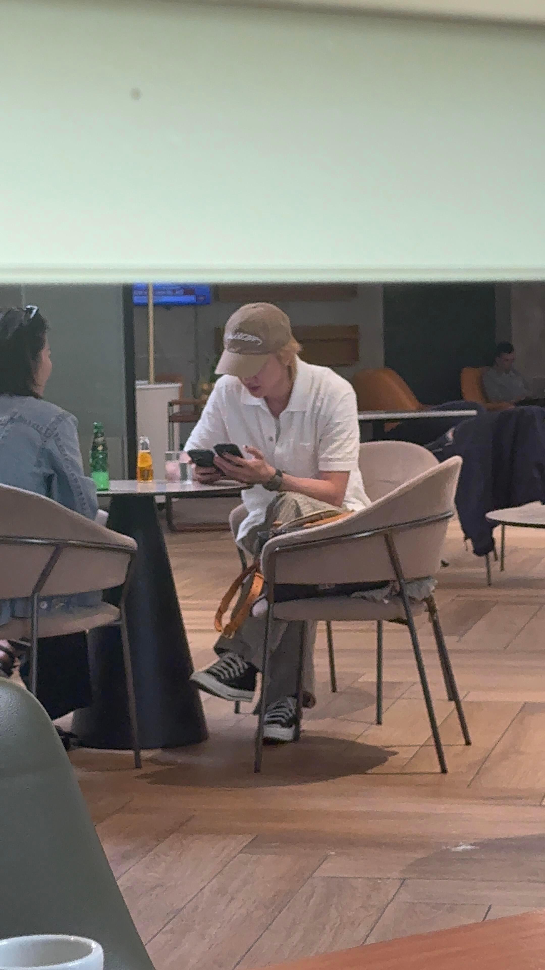 米兰机场偶遇徐明浩 刷到米兰机场偶遇徐明浩的路透金发私服也太有松弛感了吧好有美式