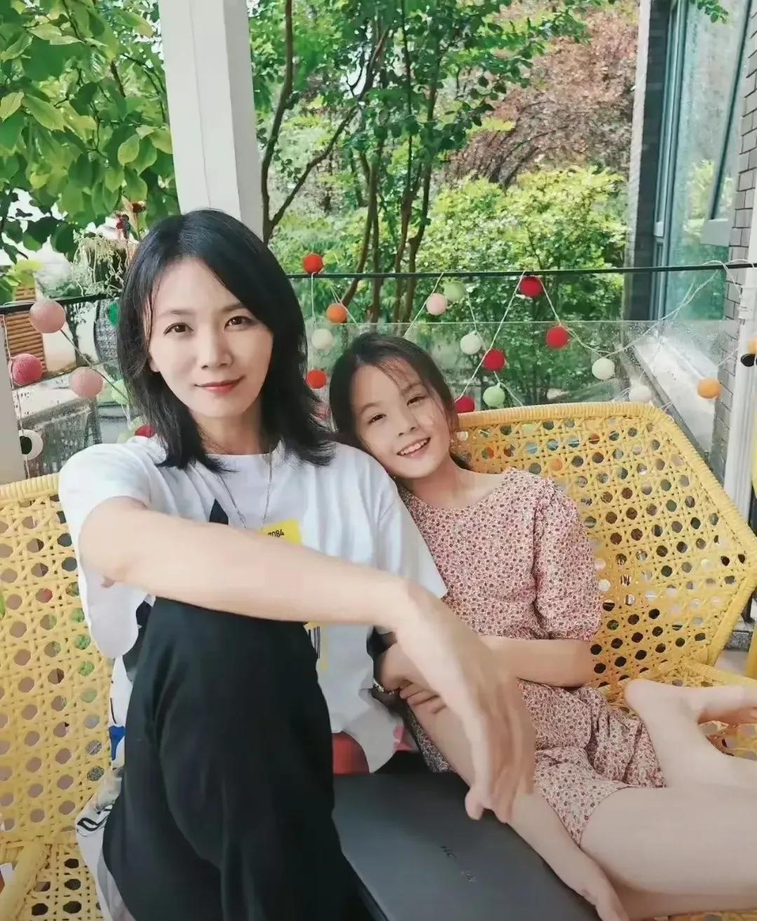 曹曦文母女同框合影
有人说曹曦文神似刘涛
对此，你们怎么看呢
确实，有那么几分神