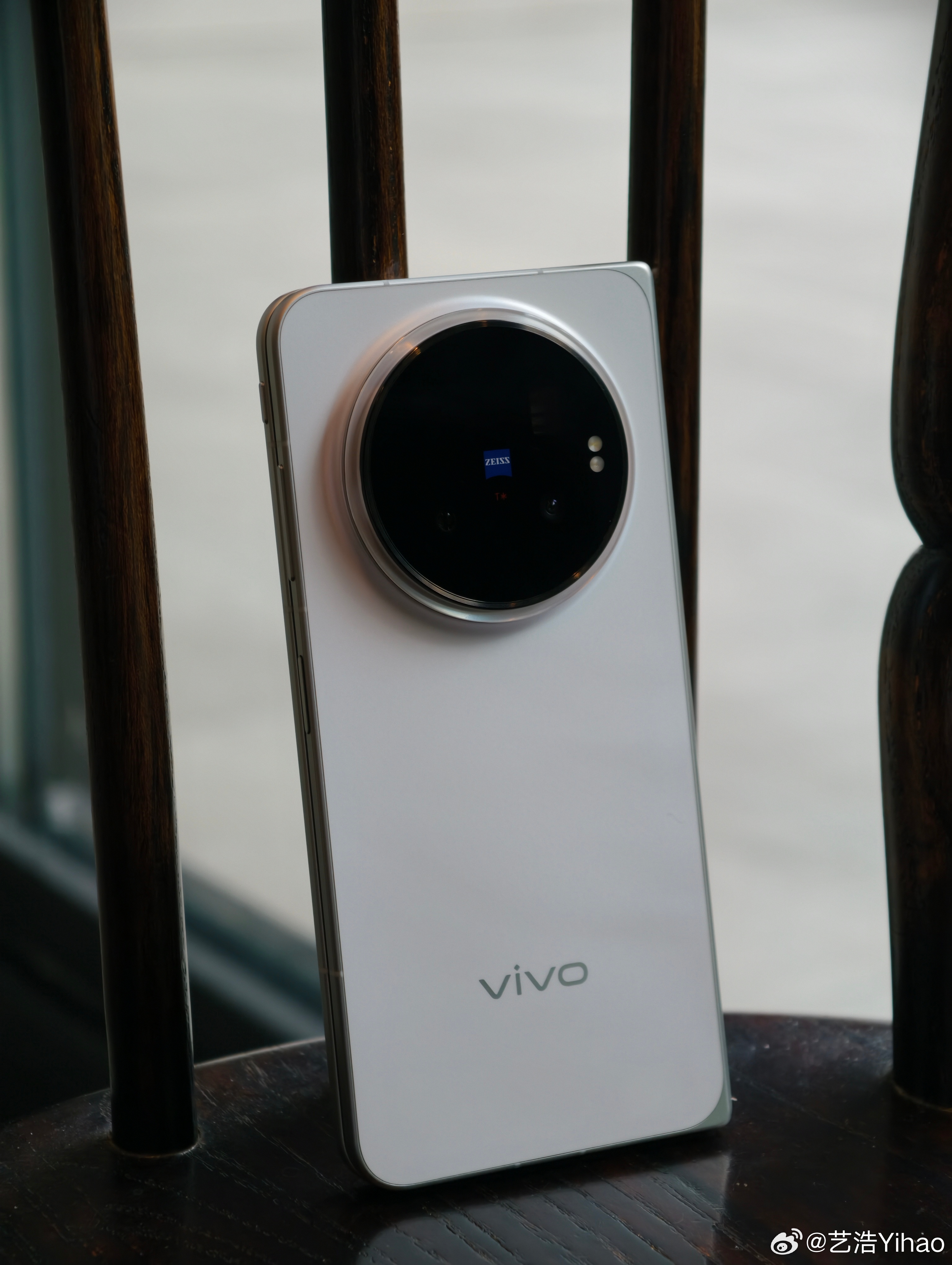 vivo X Fold6已经提前上手盐湖，这次做工进一步加强了，镜头的位置很精致
