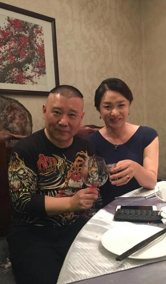 郭德纲和金星这两大名嘴在一起喝酒也这么好玩儿，两人碰杯，老郭的大杯红葡萄酒都见底