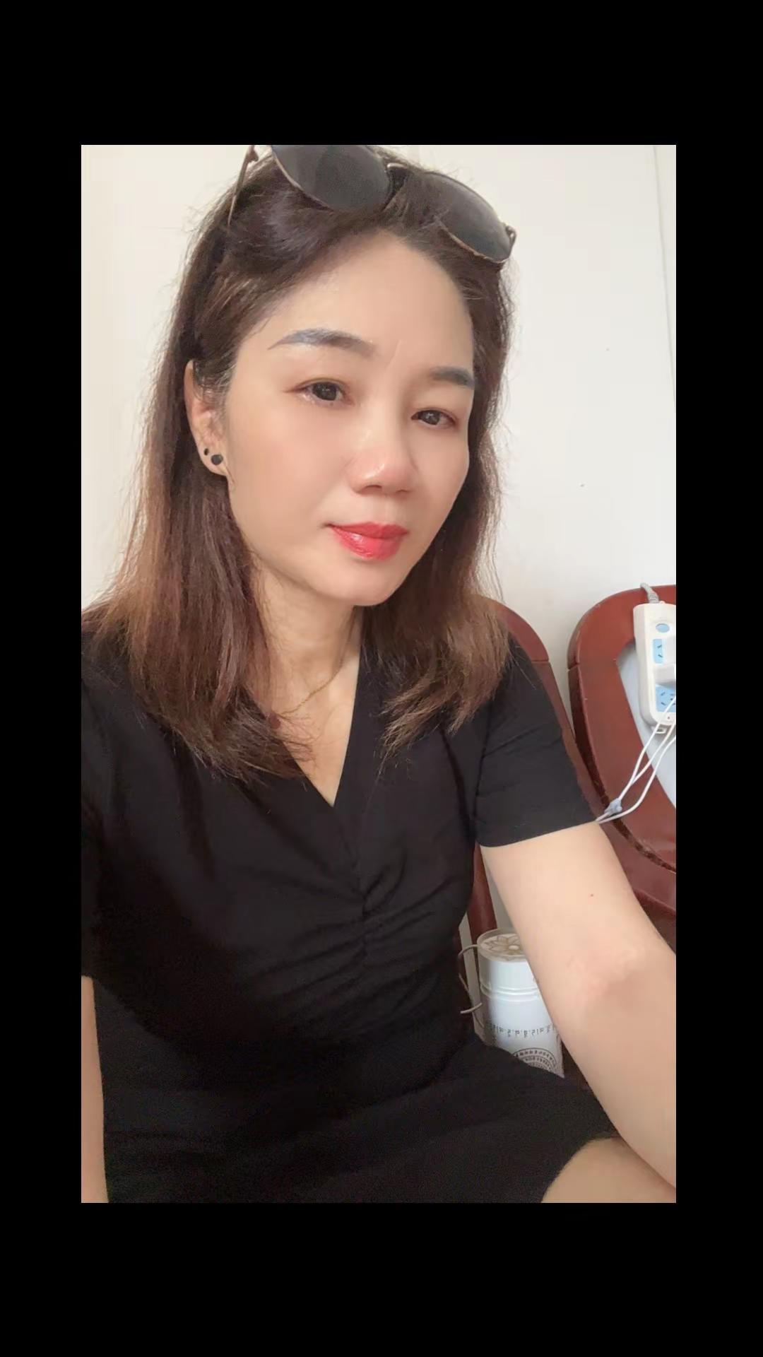 简约黑裙风情