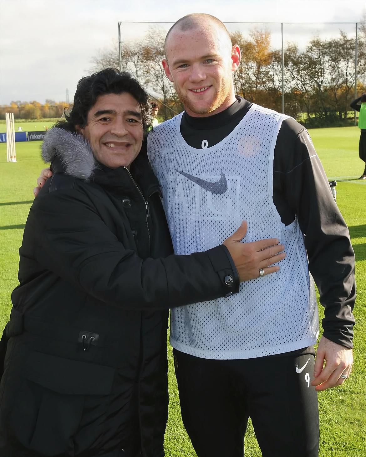 马拉多纳 & 鲁尼俩人八竿子打不着，但我觉得鲁尼那股一往无前的劲头有点像马拉多纳