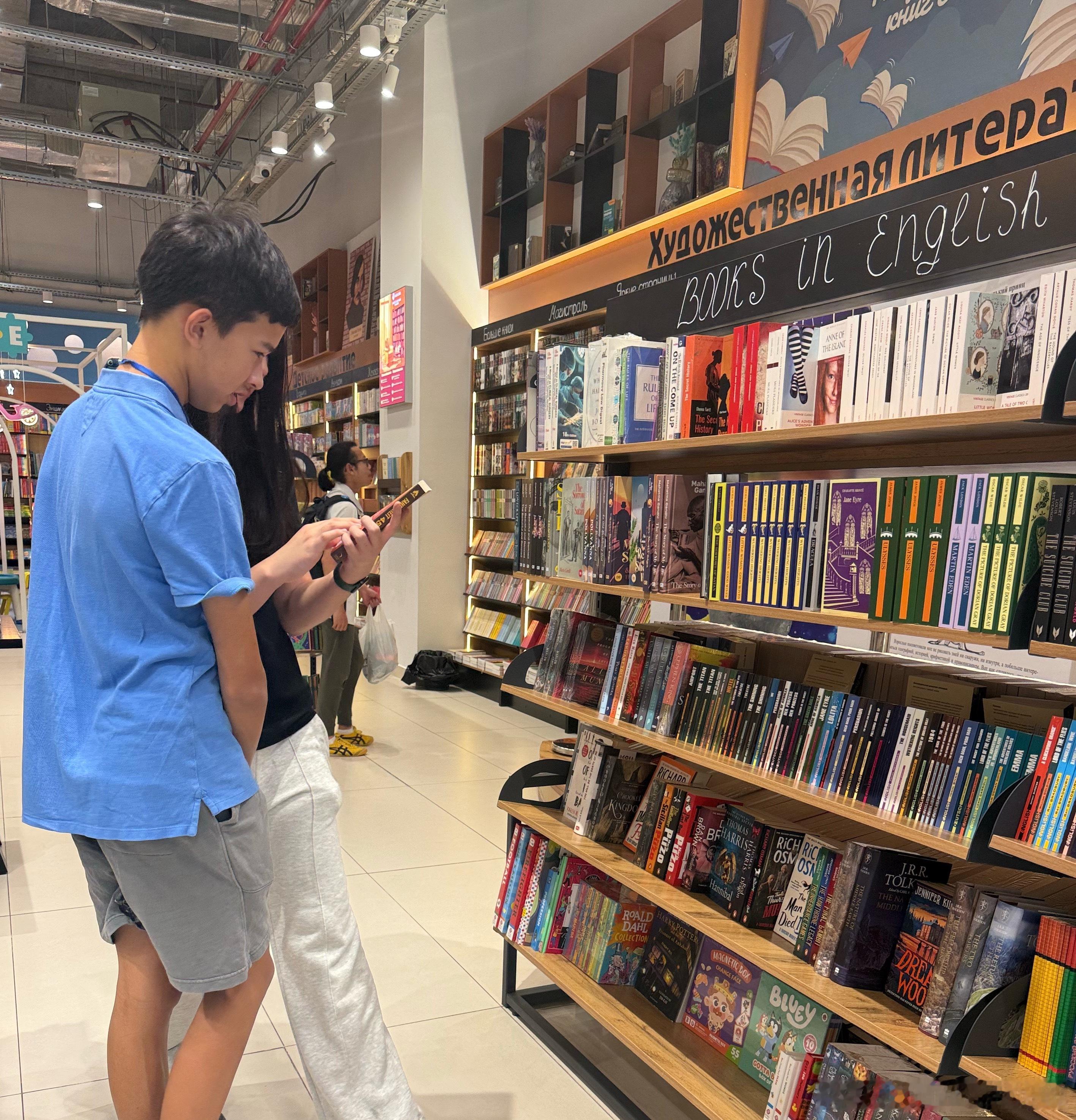 来书店看看， 发现很多英语书。果不其然，姐姐又开始想买书了。 出发前已经买了10