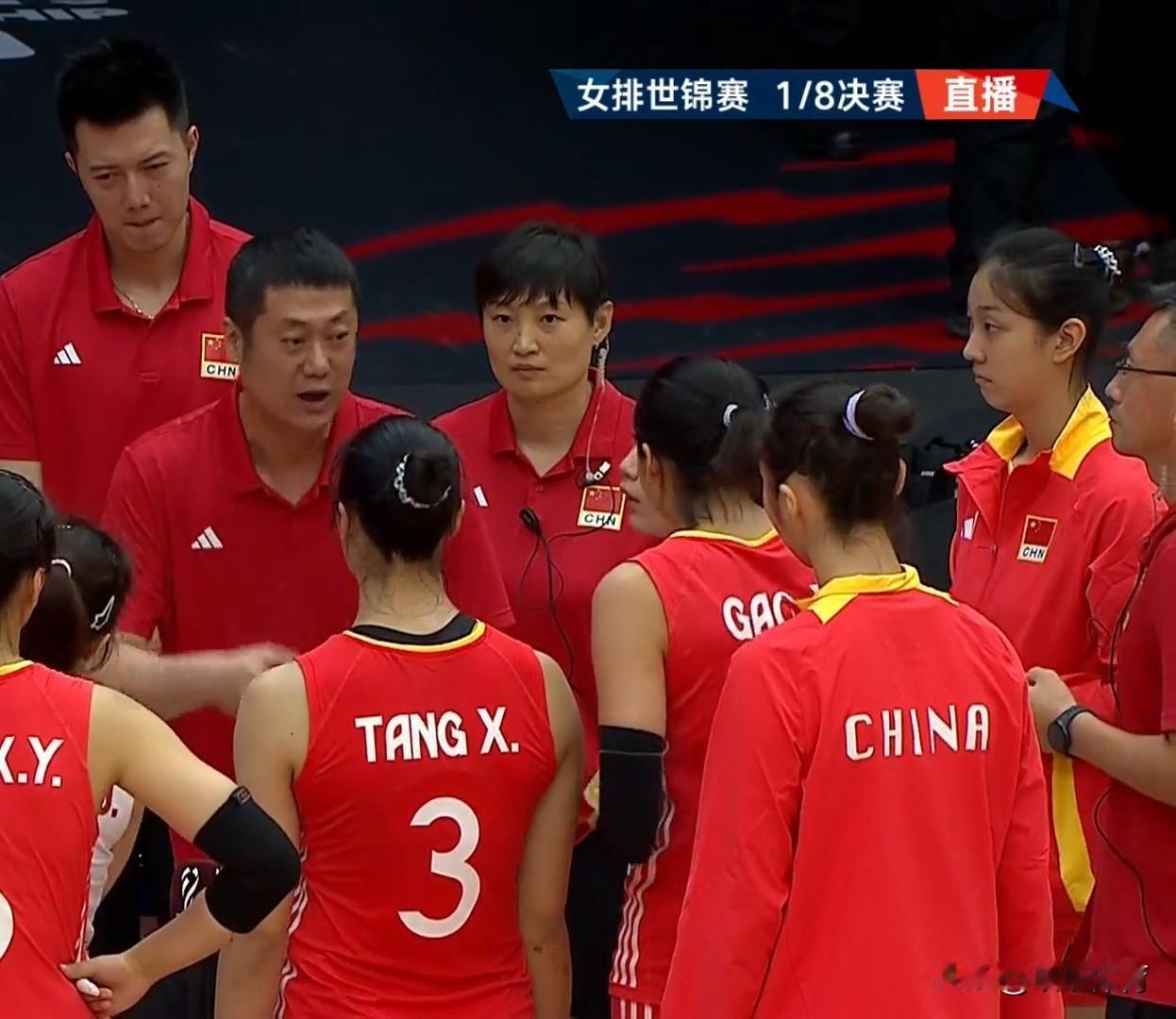 【吴梦洁哑火！中国女排零比二落后】
中国女排第二局又以25-27输掉第二局，两名