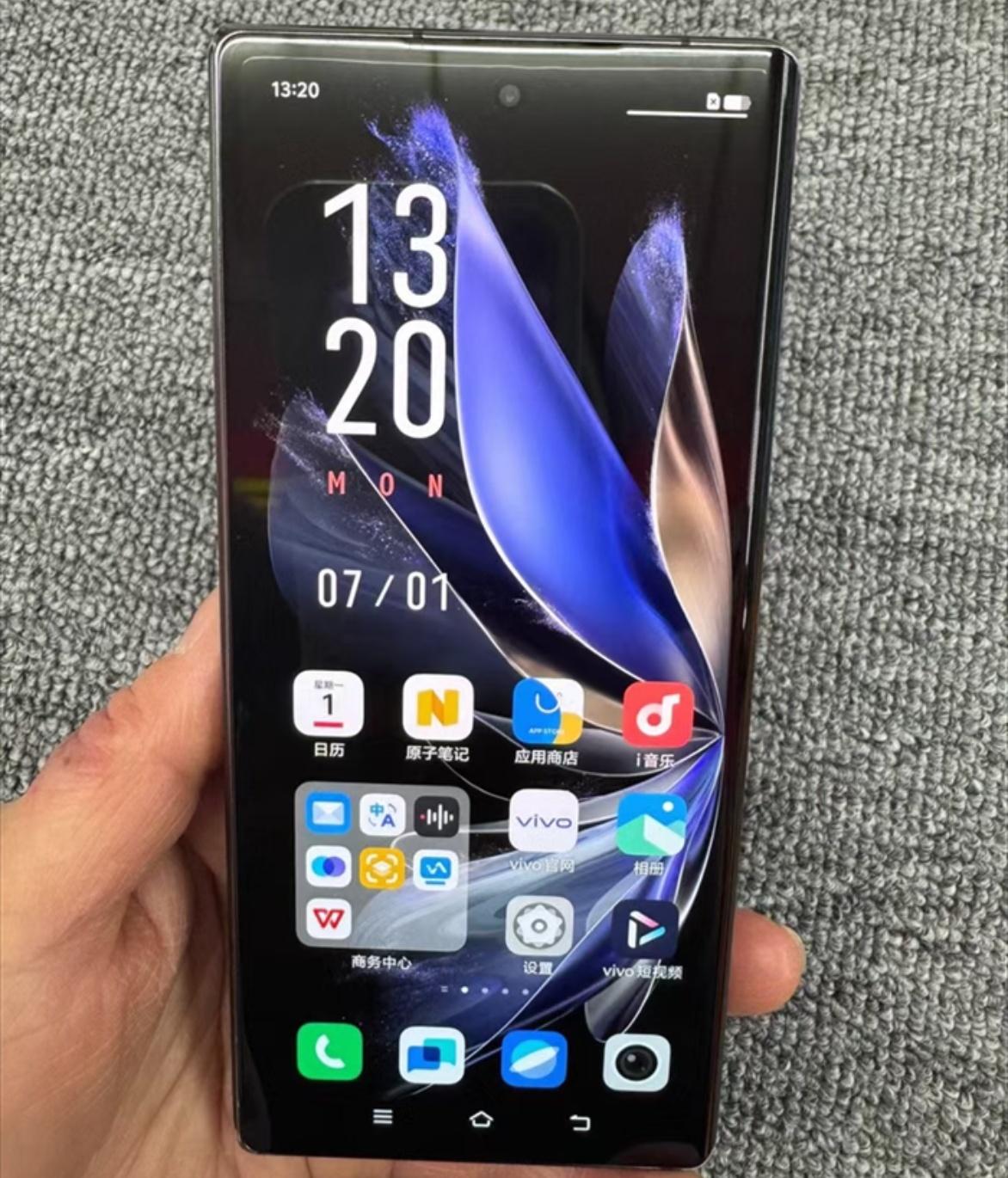 想买折叠屏，又不想花大价钱，vivo X Fold2可以重点看看。
 
它搭载骁
