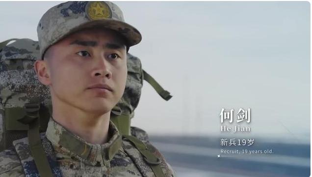 这小伙子叫何剑，19岁，新入伍，保家卫国很正常。期待开启新的一天，亮新剑，向大洋