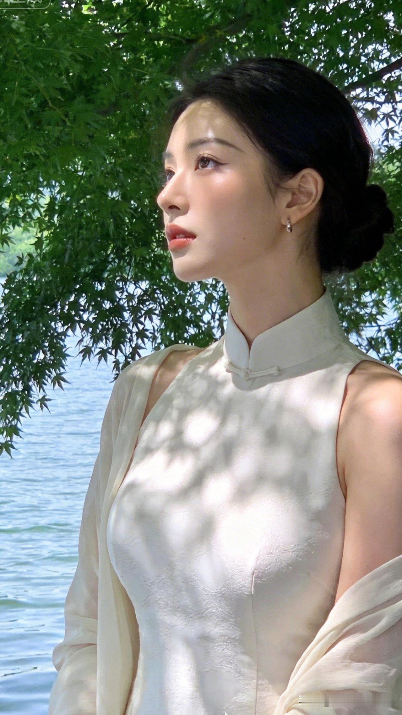 什么样的穿搭可以成为气质女神? 夏日湖畔，白衣少女，静谧如画