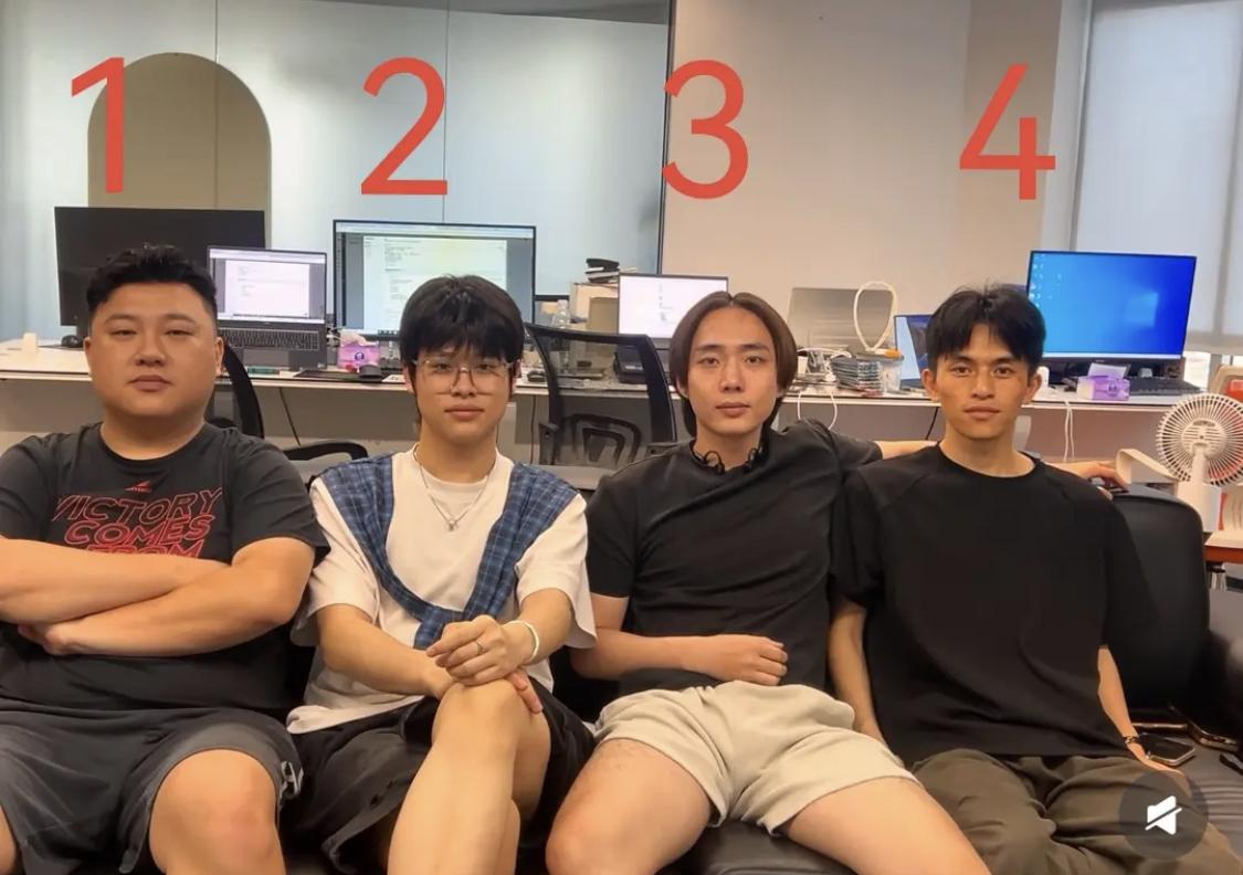 这四位男生有一位戴的是假发，你能看出来是谁吗？