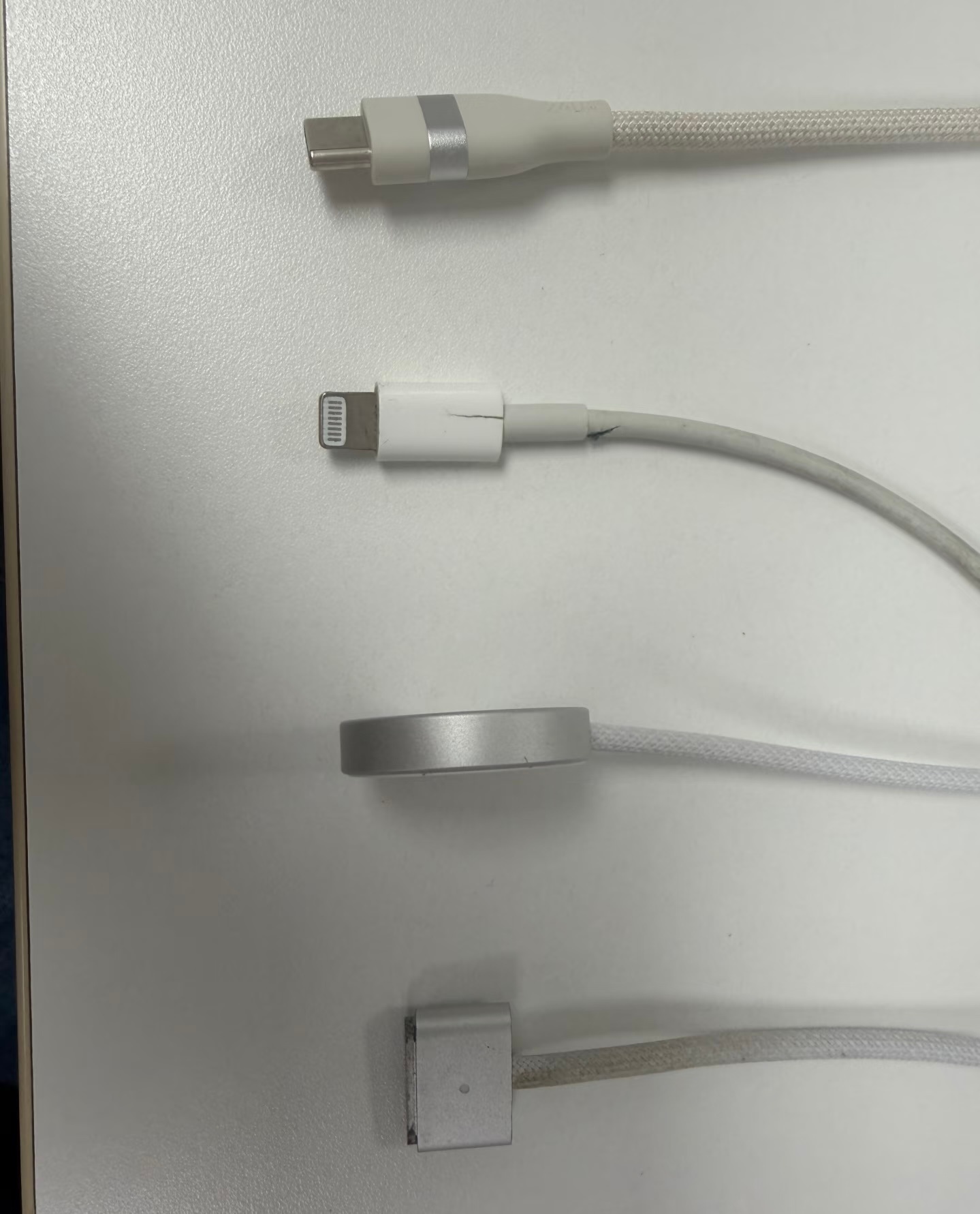 只有出门带过这么多苹果充电线的人才知道有多麻烦，还好现在我最常用的iPhone和