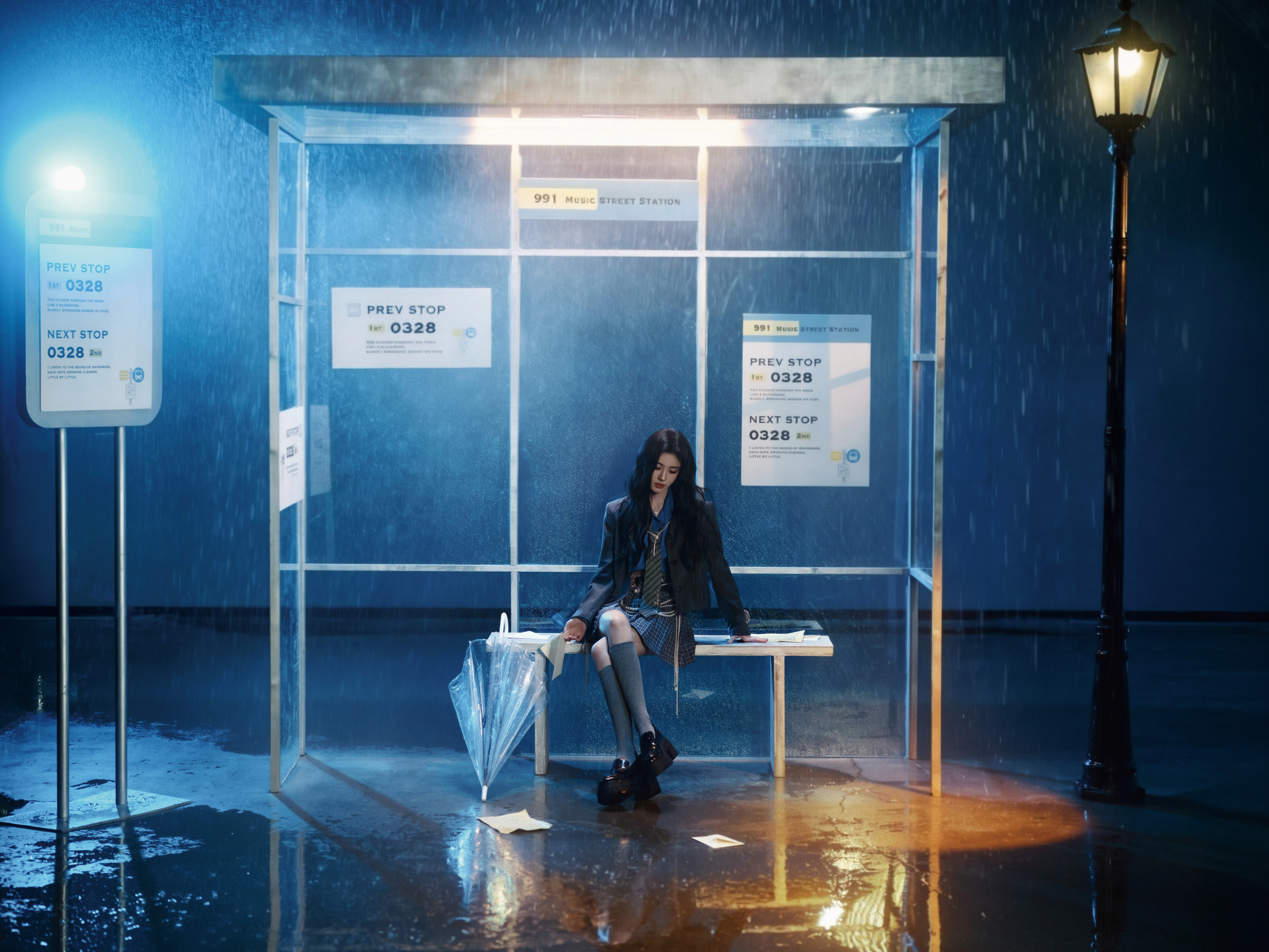 鞠婧祎 × QQ音乐超级巅峰之夜造型大片发布，学院风衬衫与格纹短裙的经典搭配，利