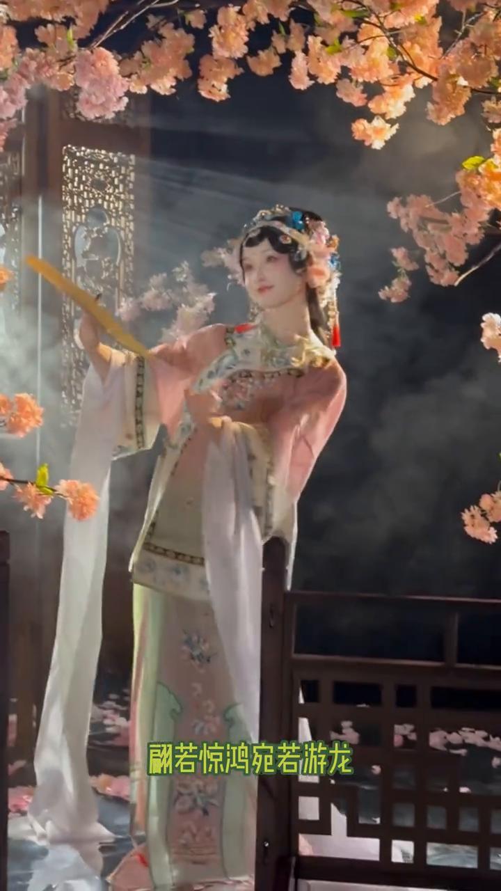 老辈子艺人就是全能，真没想到秦海璐居然是国内的最长水柚舞保持者。14米的长绸让人
