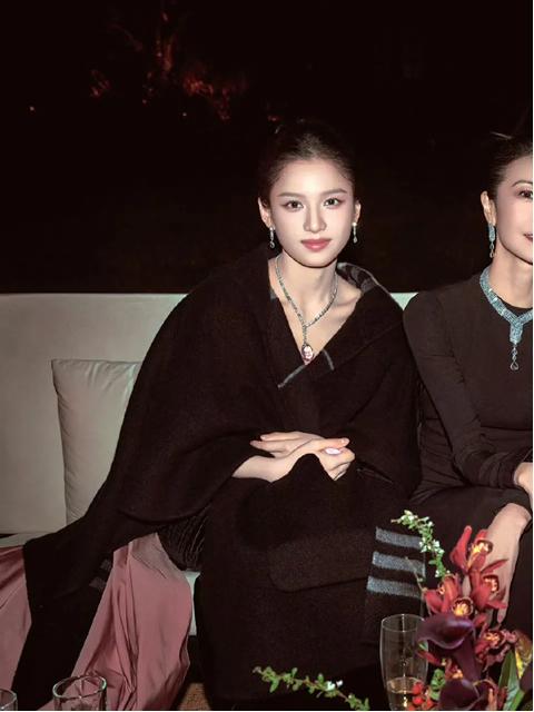 来自湖南的美女都长得好漂亮，照片中的这位跟万茜和宋祖英都是湖南的，她们长得漂亮有