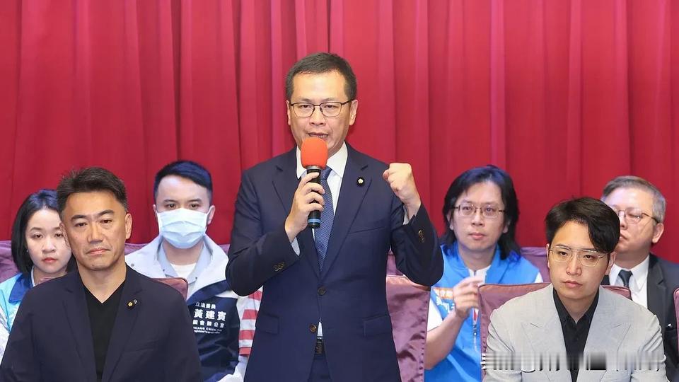 “我们在受苦，你们在辩论，能看吗”？  罗智强公开告诫郑丽文别在坚持辩论和政见会
