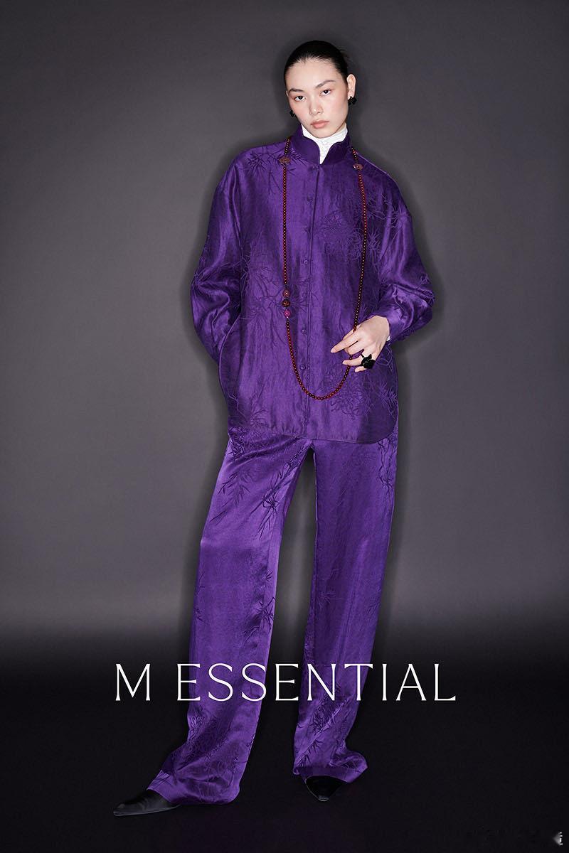 倪妮九紫离火新中式套装倪妮春晚身着九紫离火新中式套装，似灵动火焰跳跃，传统与现代