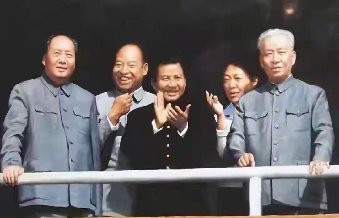不懂就问，身居C位的是谁？站在伟人旁边
