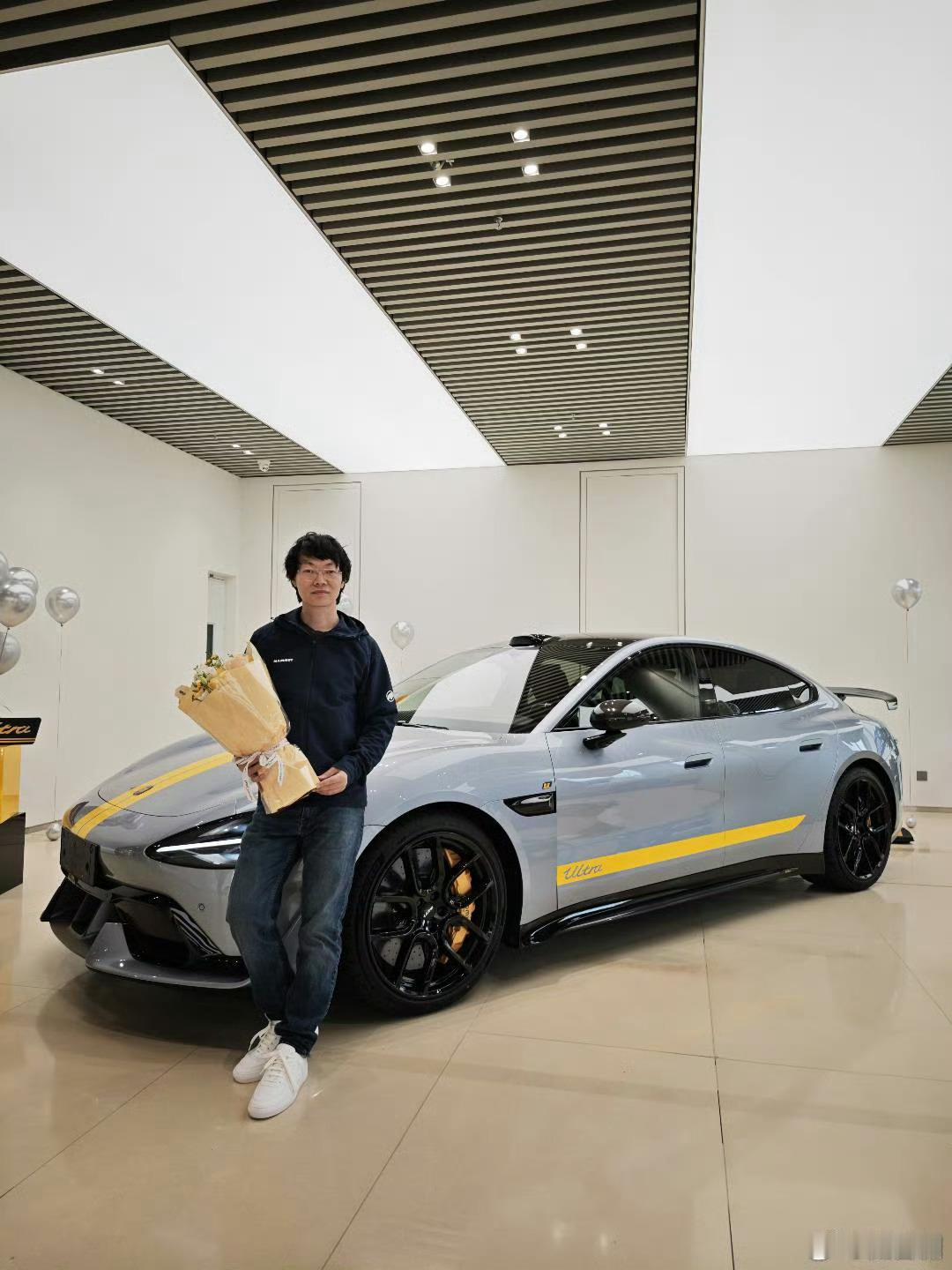 哈哈，15万又提了台SU7 Ultra，改挖孔3000，以上都是GT7 游戏币纽