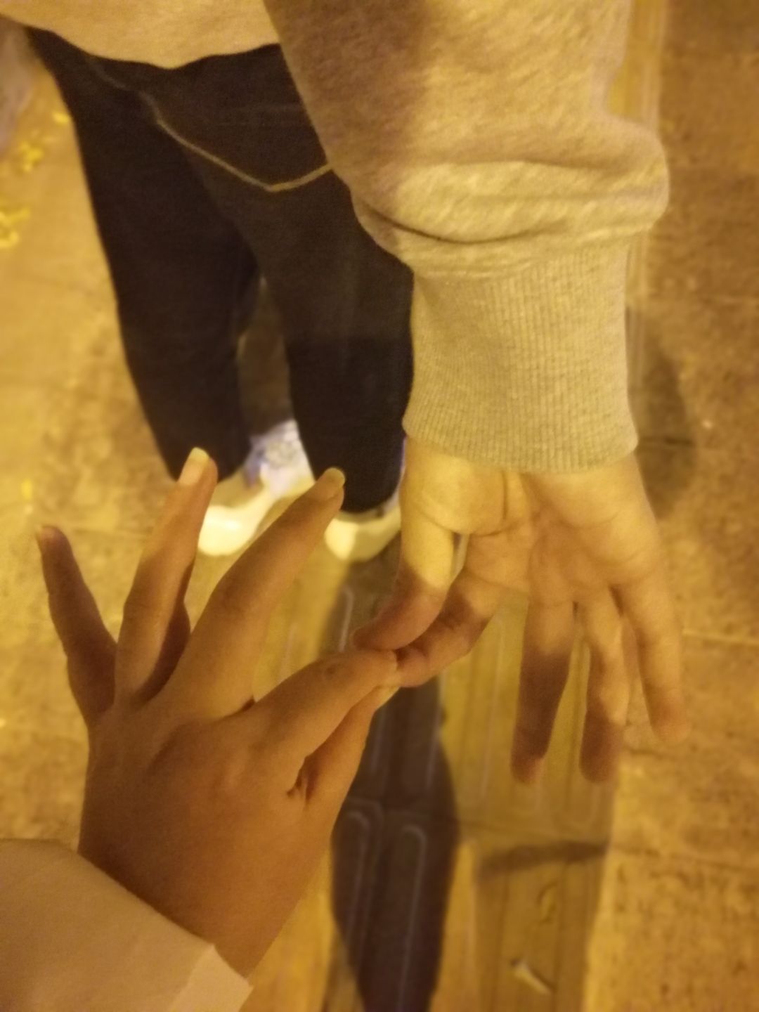 得到了一种生气之后牵手的方法，女士们不妨一试 ​​​
