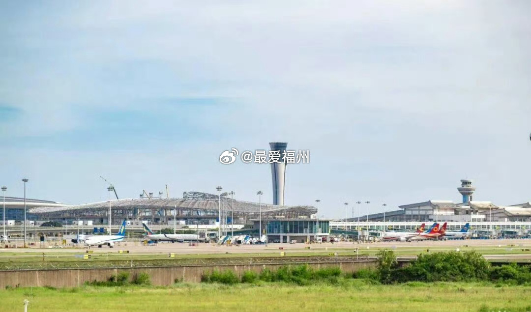福州长乐国际机场目前已开通进出境客运航线22条，涉及16个国家和地区随着暑期来临