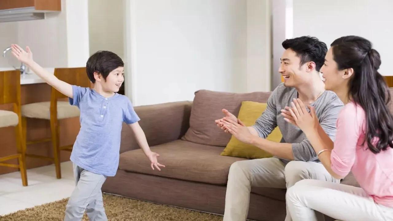 以后夸孩子啊，千万不要再说：“宝贝你真棒！”如果你实在不知道怎么夸孩子、表扬孩子