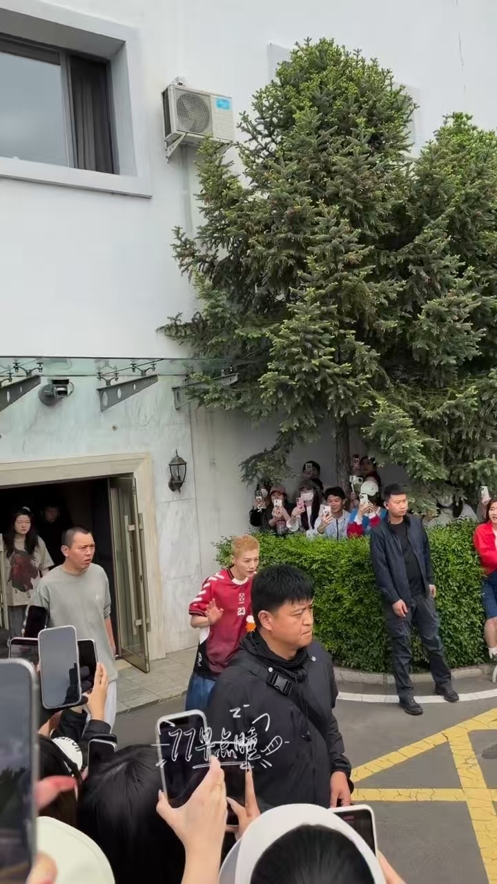 鹿晗今天是足球小王子鹿晗足球少年上班路透 五哈路透，鹿晗足球少年上线，足球小王子
