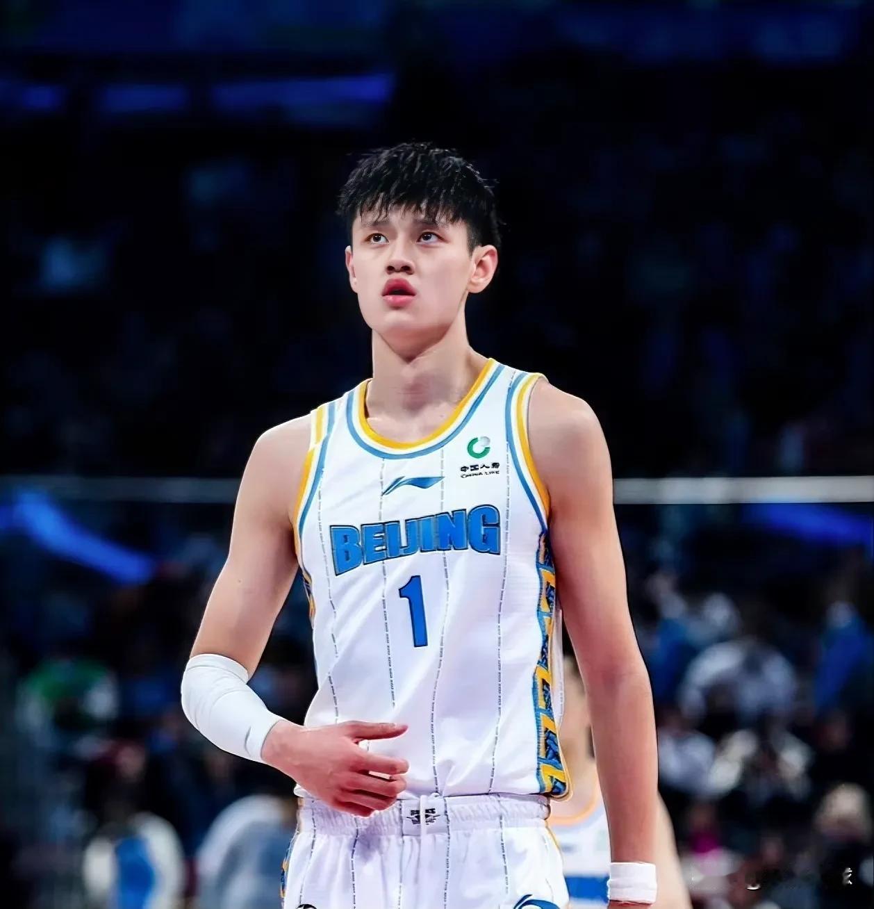 太丢人了！北京92-110不敌广东，看看数据谁应该背锅？
方硕：9中2，拿下9+