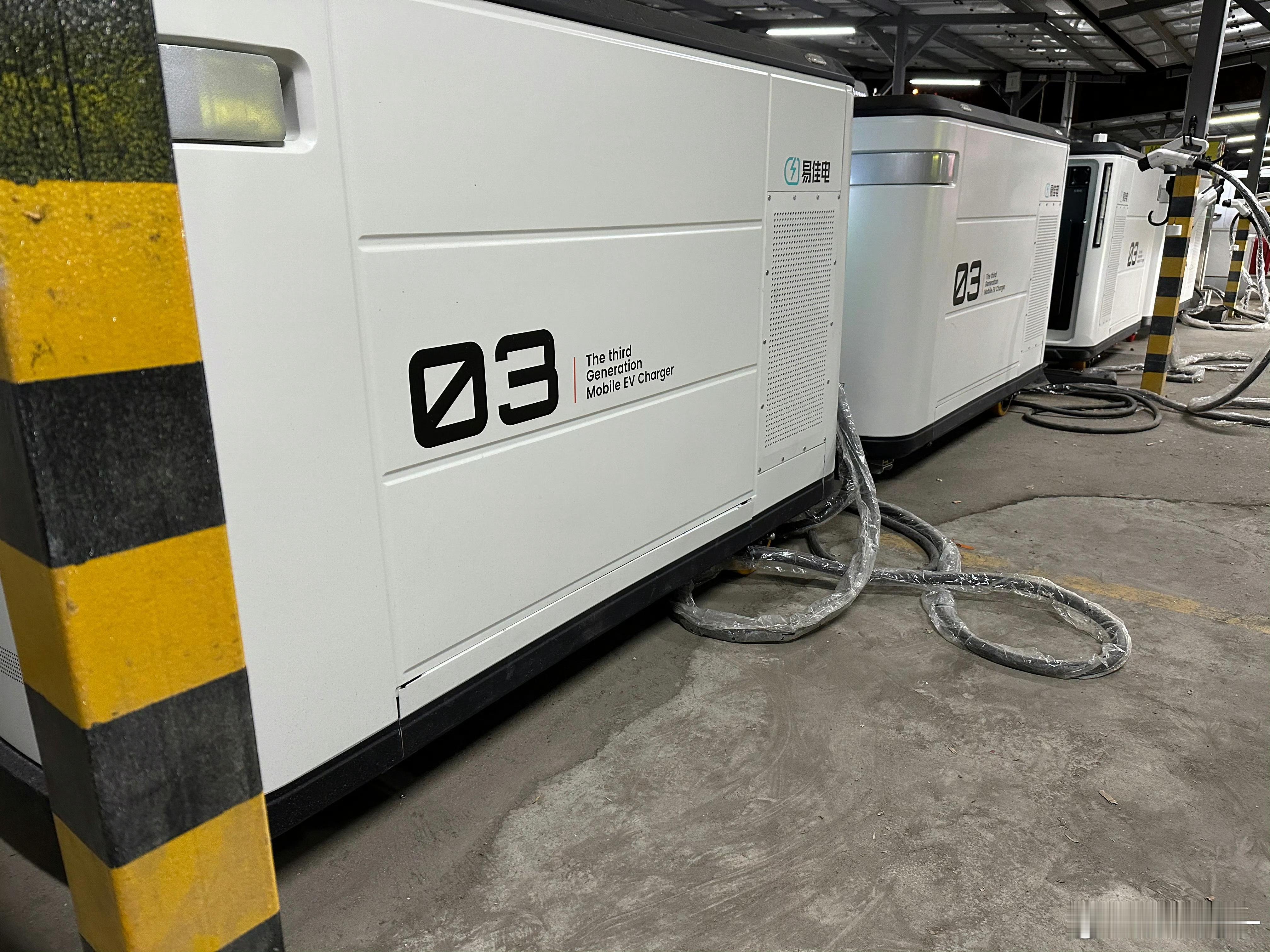 我现在出去充电喜欢用这个，国轩电池厂出品的汽车充电宝。1、独立功率，不受车多车少