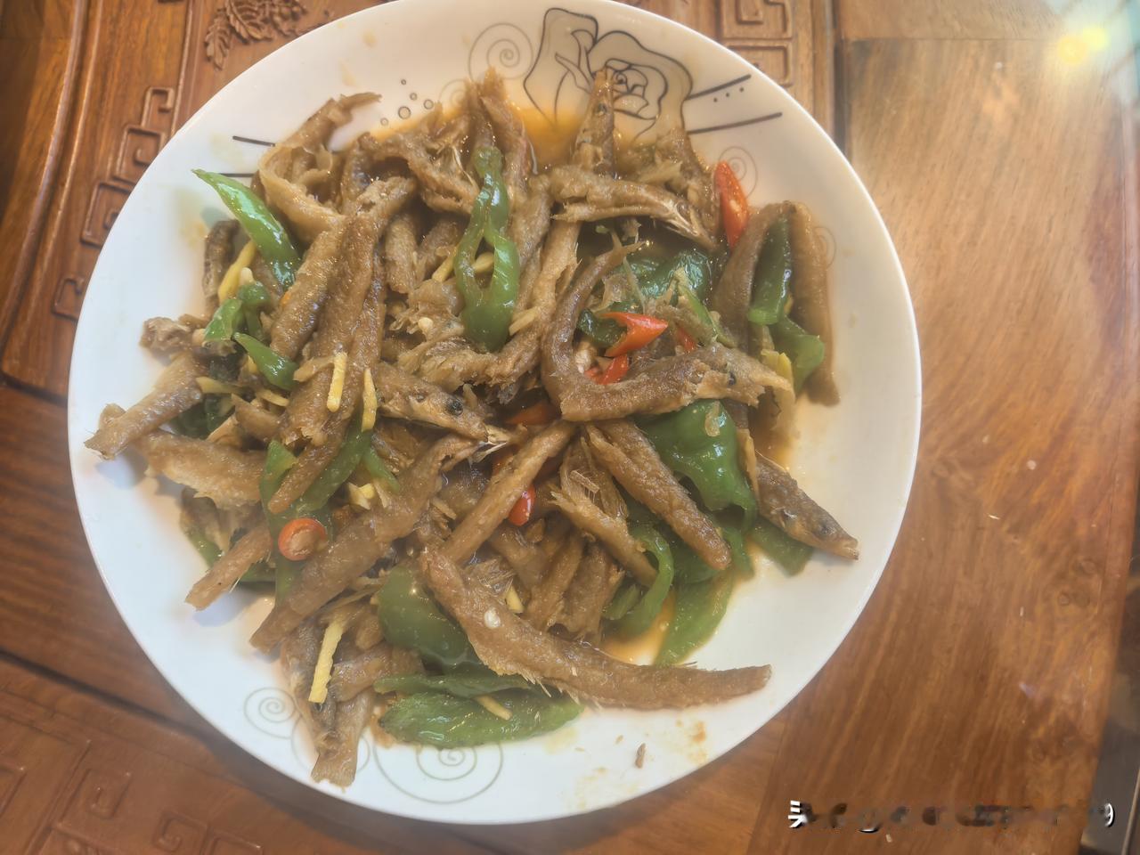 中午，用家中老人去外地旅游购买的湖南火焙鱼做了一道菜。年轻时，曾在湘工作数年，因