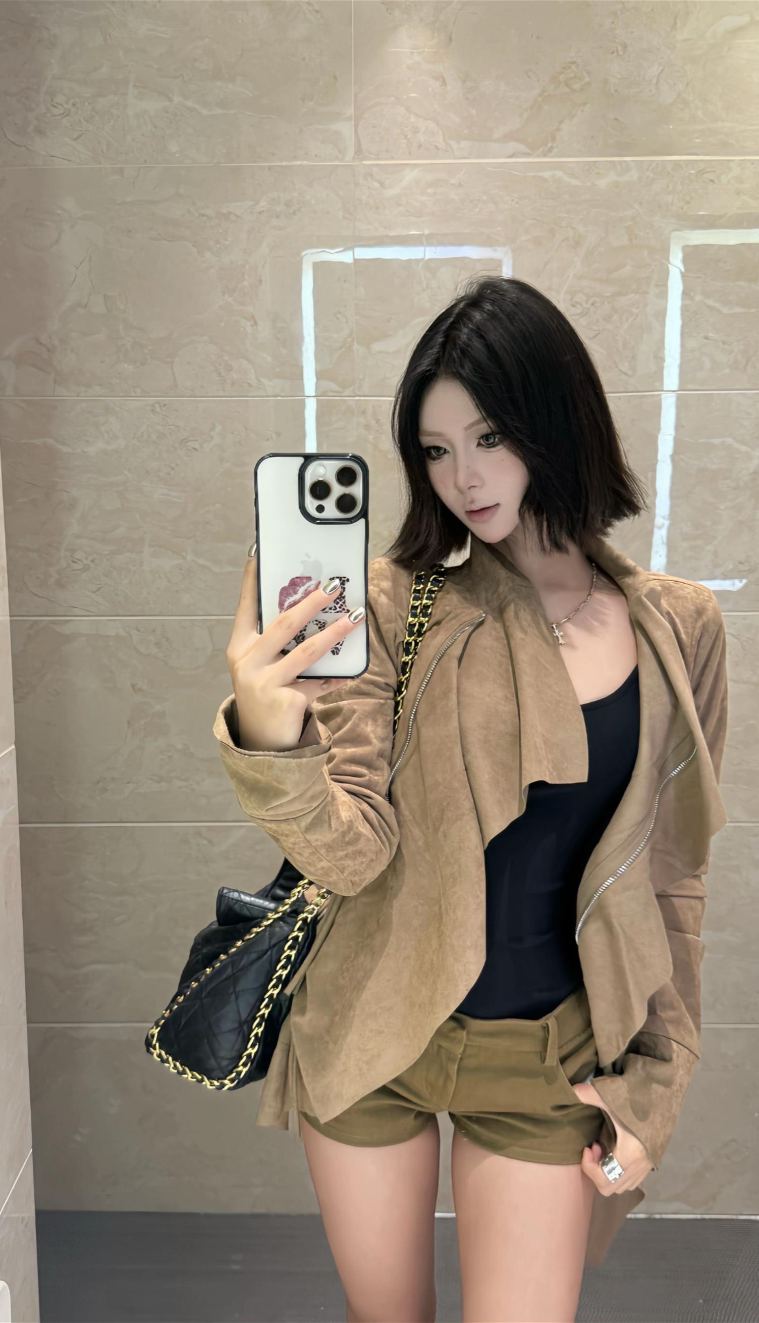 女孩子总在年轻时候追寻女人味 仿佛只要外表包装出饱经世故的模样 心智也...