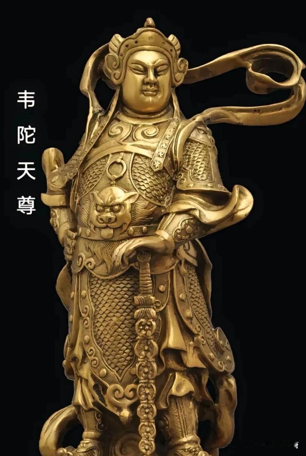 天王殿内弥勒佛笑脸迎客，身后的韦陀负责护持寺院。降魔杵扛于肩头，代表可留宿三日；