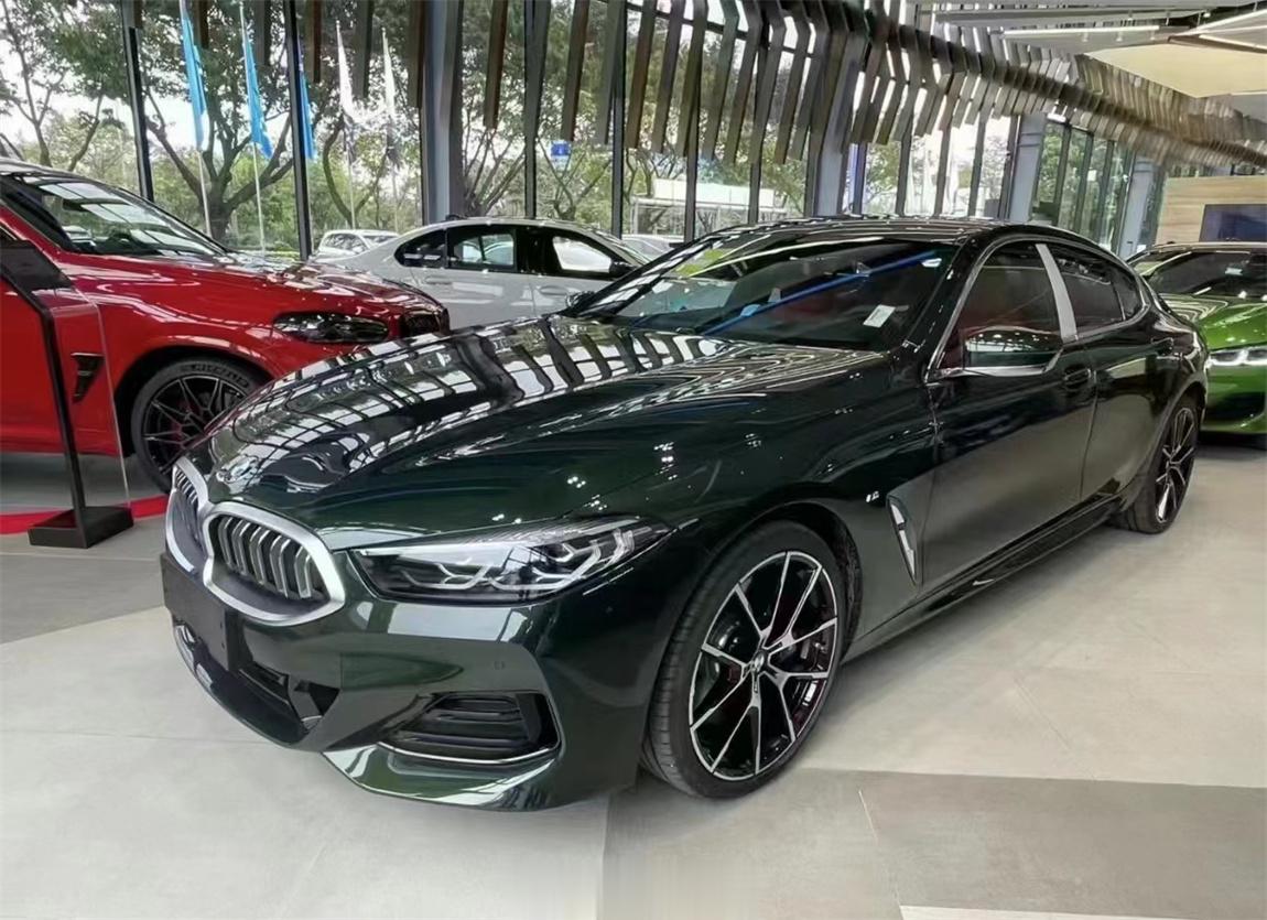 宝马 840i xDrive 四门 M运动套装外观圣雷莫绿车漆，搭配象牙白内饰现