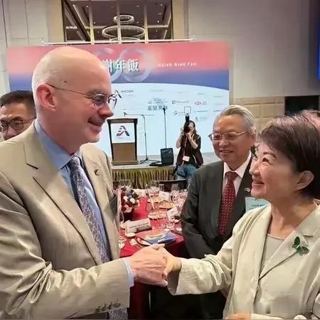 谷立言被骂“太上皇”，卢秀燕还在跟他合办论坛，巴结美国能有2028吗？

7月8