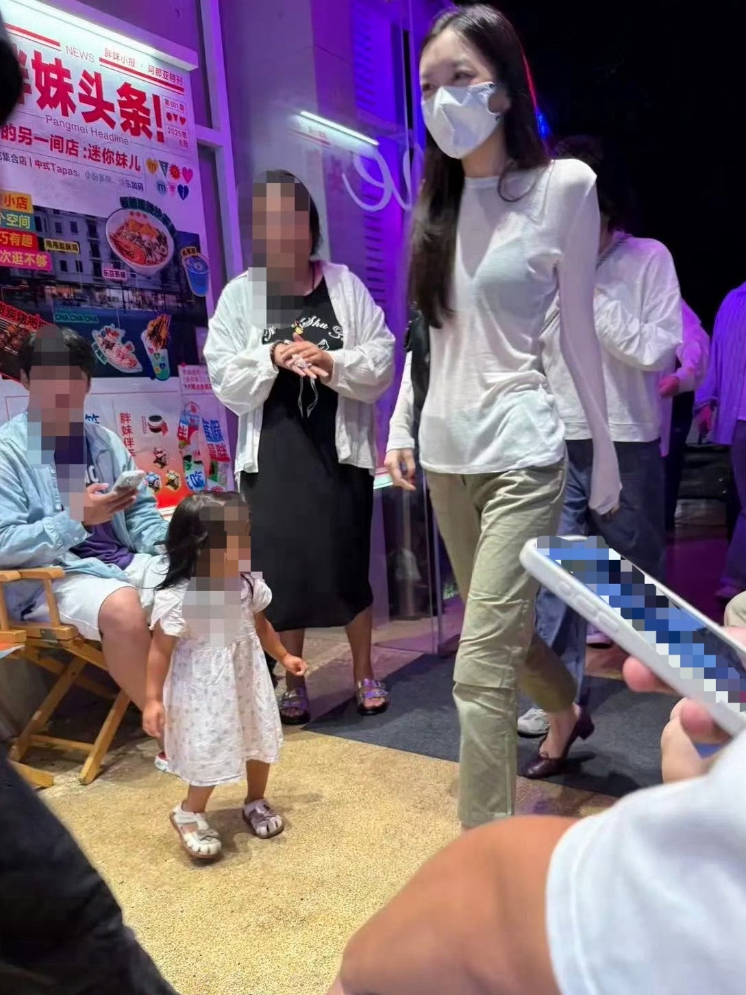 面馆偶遇王菲李嫣8月28日晚，王菲带着女儿李嫣在秦皇岛阿那亚一家面馆吃小面时被网