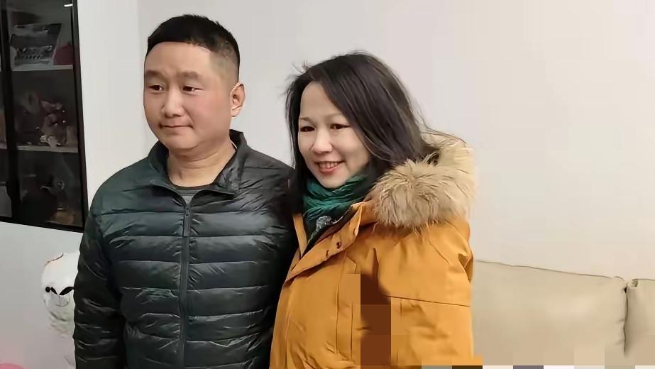 北京，1女子坐车前往河南见素未谋面的男子，见面后，女子冲上去拥抱男子含泪道：对不