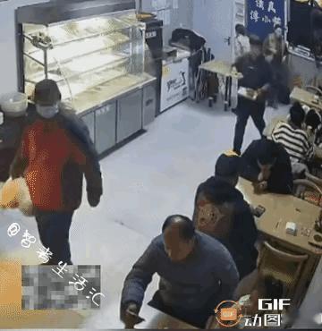 老板高低得给这个服务员加薪，都摔倒了菜一个都没洒，起来啥事没有继续干活。
两位顾