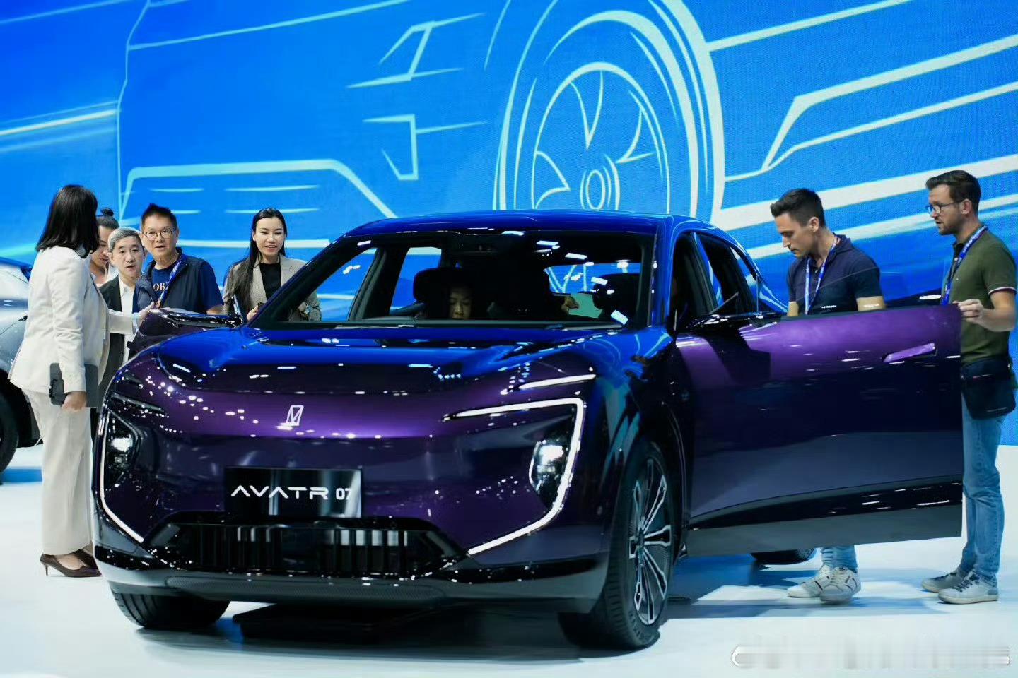 阿维塔07一亮相，就成了展台上的焦点——这抹渐变紫自带吸睛buff，流线型车身裹