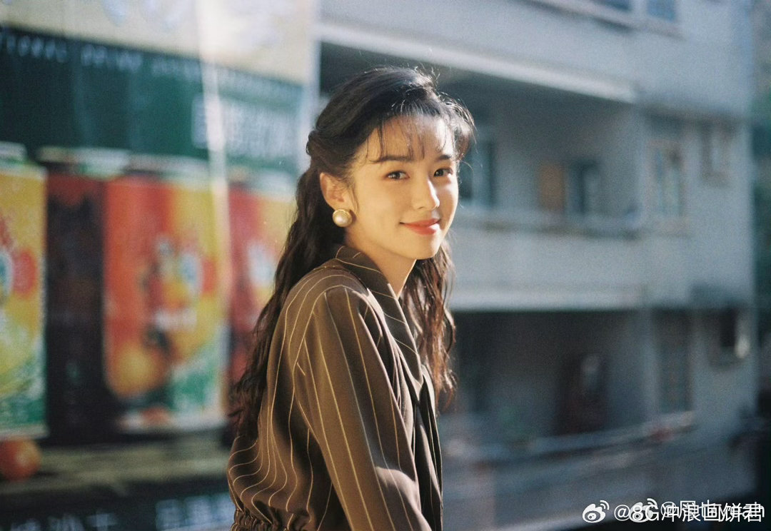 周也下雪封神镜头 雪落下来的时候，夏晓兰的世界还是安静的；看到周诚和别人亲昵的那