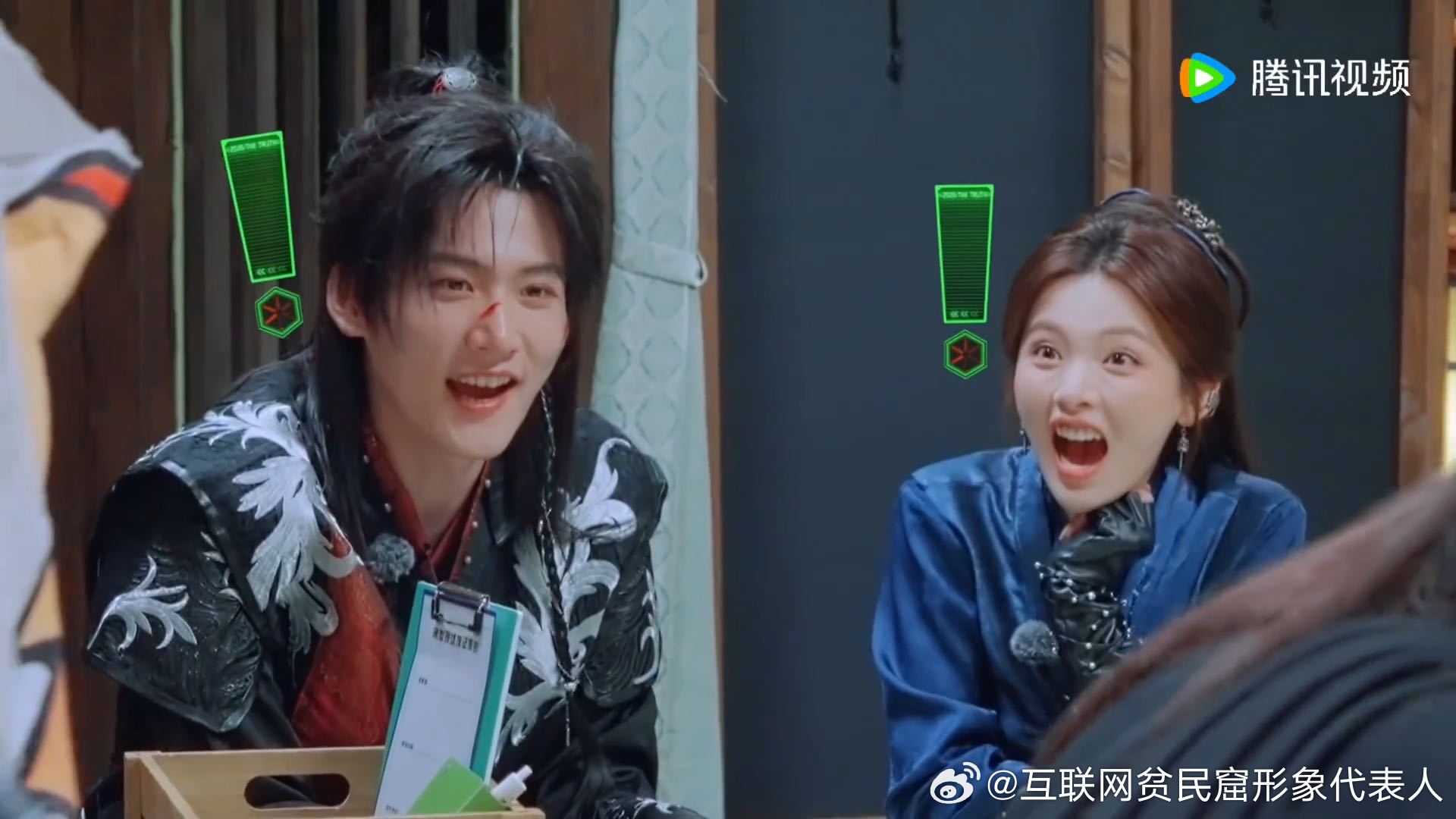 张凌赫吹卡祖笛刘宇宁对着张凌赫说太子请上背开始推理吧 看到刘宇宁背起张凌赫那段我