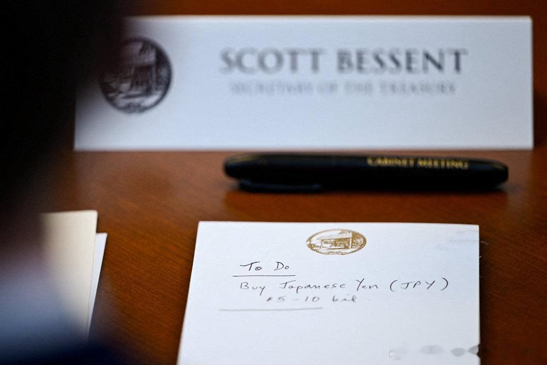 财政部长 Scott Bessent 在戴维营出席内阁会议时，便签纸写着：“待办