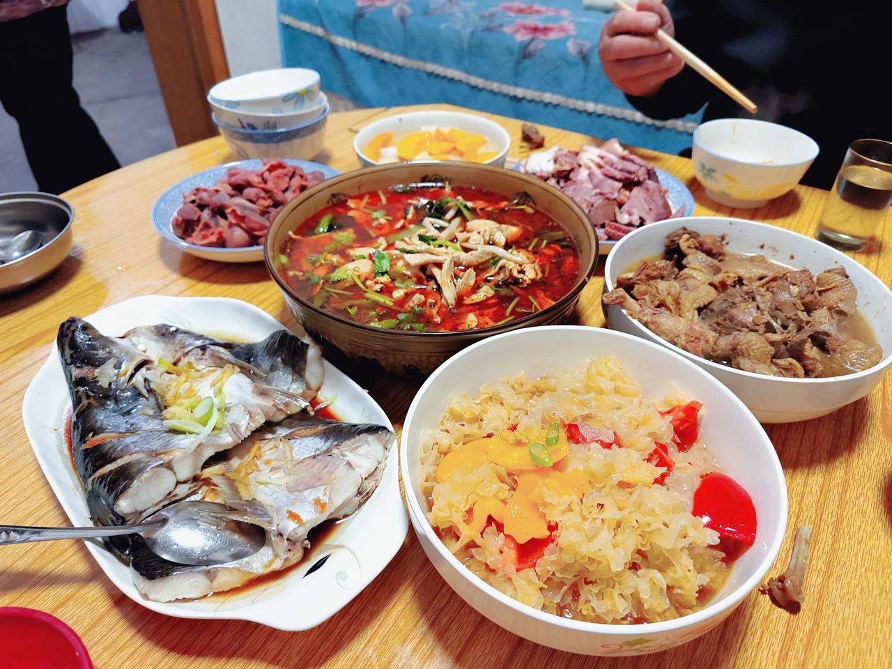 说岀一个菜名证明你是哪里人有没有吃过焖子的，八大碗，还有手掰肠，