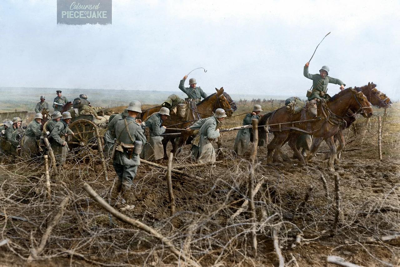 1918 年春季攻势中，一支德国炮兵部队在崎岖的地形中奋勇前进