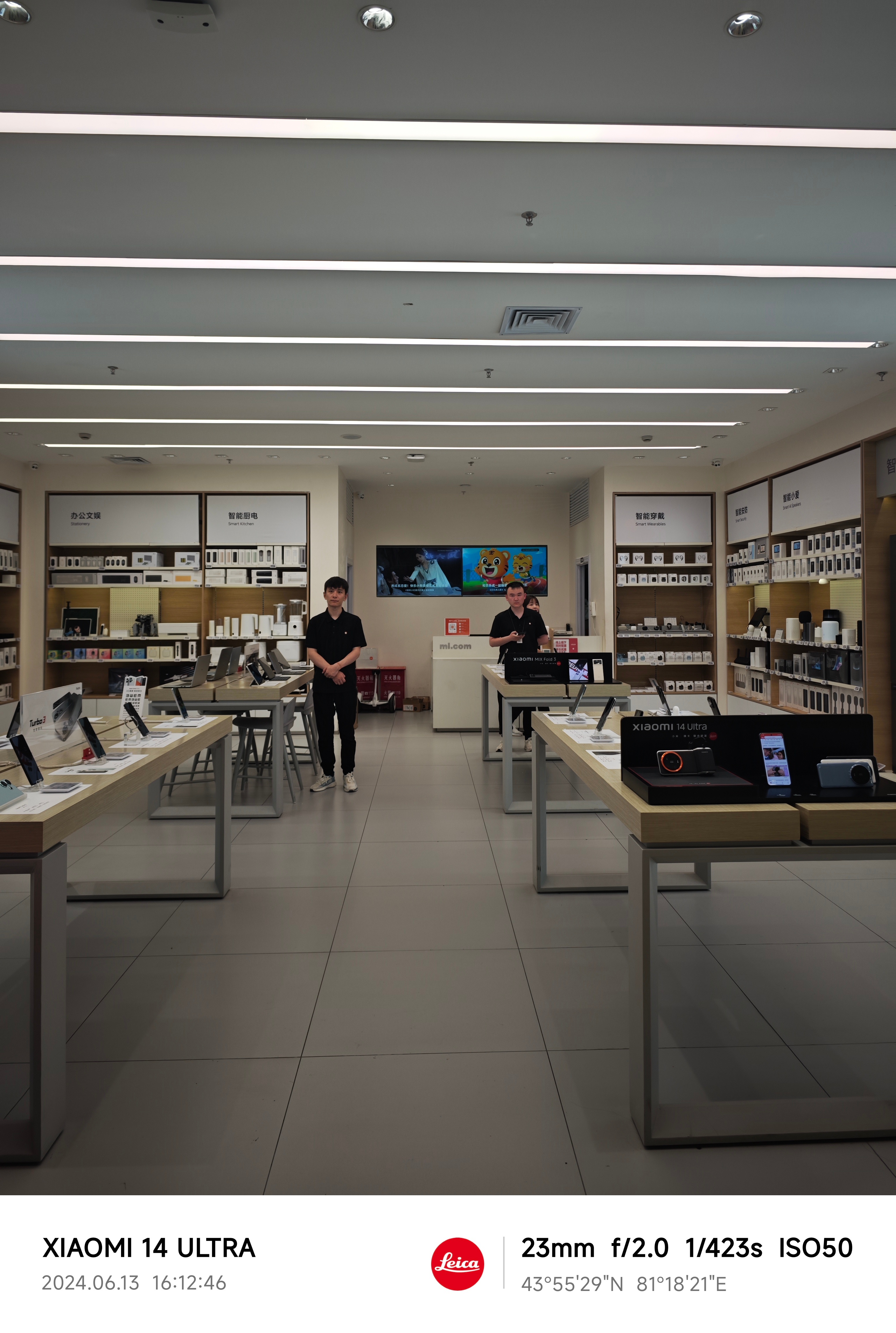 #小米人文影像之旅##万人说新疆# 路过了伊宁的一家小米专卖店，没人的时候店员也