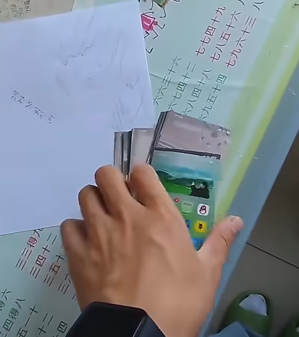 以前是“魔高一尺道高一丈”，而现在这纸质版抖音绝对是商业鬼才，所以学校门口卖纸质