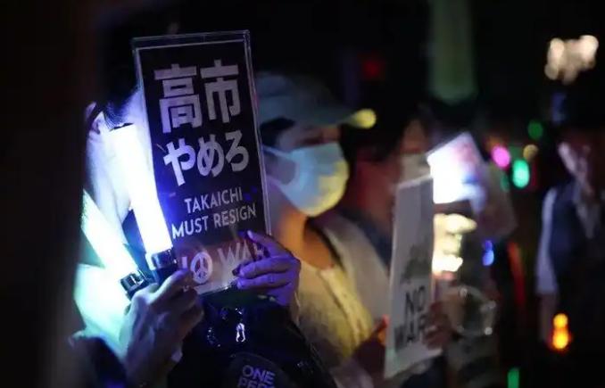 昨日凌晨，日本国会前排起了数公里长队，近14万人冒雨集结，喊出了一个共同的声音，