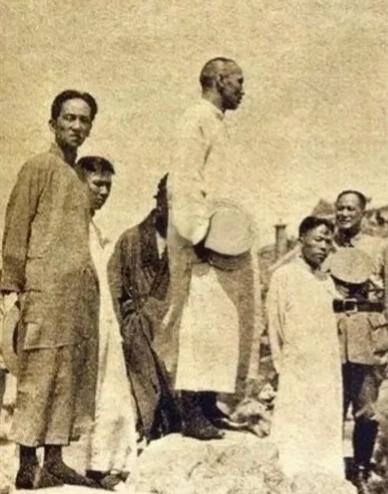 分享老照片故事1929年7月6日，刚刚在“蒋桂战争”中获胜的蒋介石，兴致勃勃的登