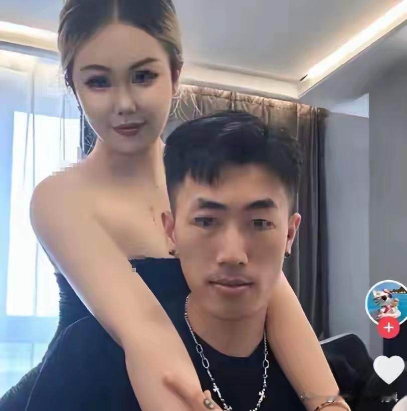 青岛那个女护士的所作所为，真就应了一句话，“就怕蠢人灵机一动！”

她的这番秀恩