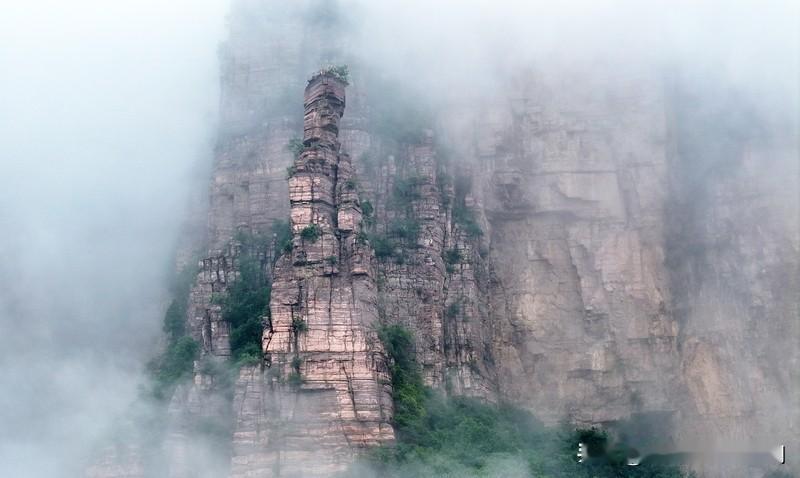 能用很多三个字形容自己是中国人。比如“龙的传”，龙是中华民族的象征，我们都自豪地